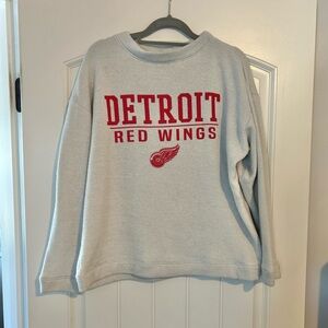 Detroit Red Wings Crewneck Sweatshirt in Light Gray Color.